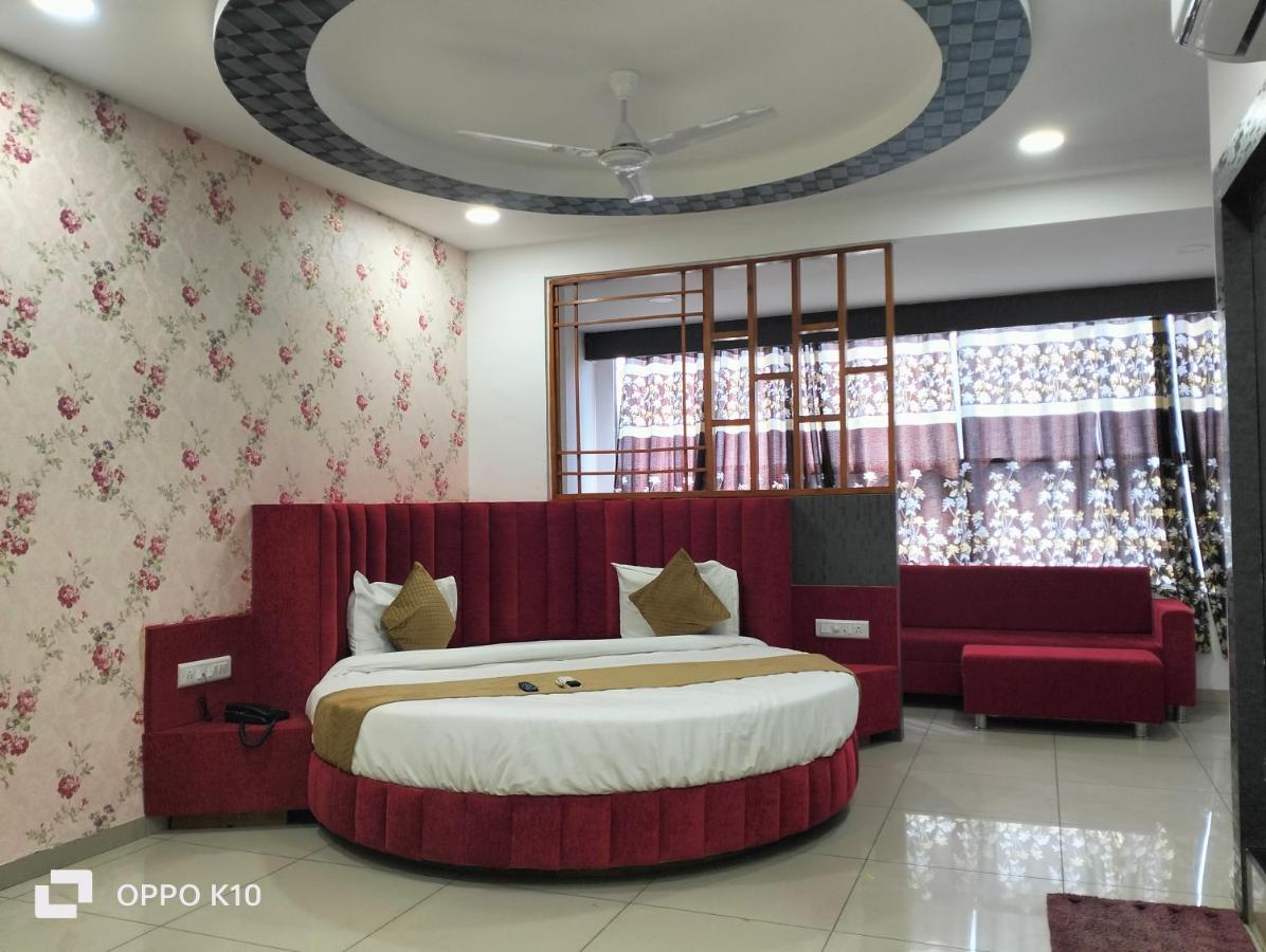 Hotel Rudra Palace Ānand エクステリア 写真